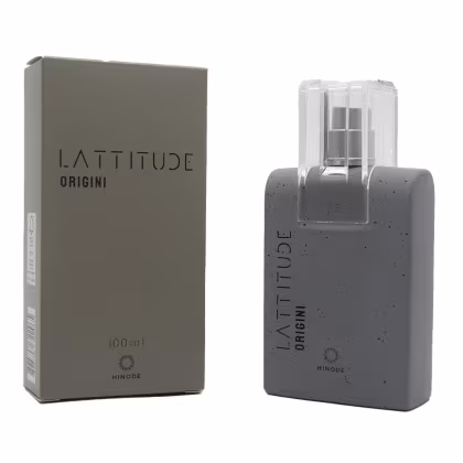 Perfume masculino Latitude Origin da marca Hinode, com embalagem cinza escura e caixa cinza clara. O frasco possui um design moderno e minimalista, com detalhes em transparência.