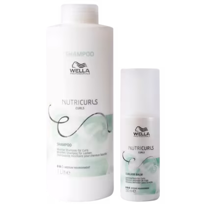 Dois produtos da linha Nutricurls da Wella Professionals: um frasco de shampoo e um tubo de bálsamo para cabelos cacheados, ambos em embalagens brancas com detalhes em verde.