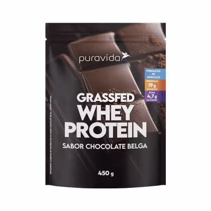 Proteína em pó da marca Puravida de 450g . O nome do produto "Grassfed Whey Protein" está escrito em letras grandes brancas, indicando que é uma proteína de soro de leite de gado alimentado com grama. O sabor é chocolate belga.