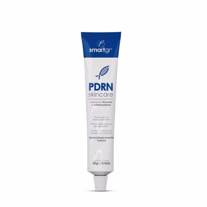 Tubo de creme de pele PDRN da marca Smartgr, com design minimalista em azul e branco. O rótulo destaca os benefícios do produto, como firmador e antienvelhecimento, além de mencionar que é dermatologicamente testado.