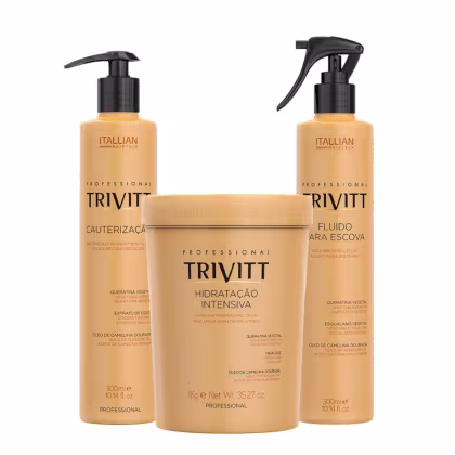 Três produtos da linha Trivitt da Itallian Hairtech: um frasco com bomba de 300ml, um pote de 1kg e outro frasco com bomba de 300ml, todos em embalagens com cores predominantes de amarelo e preto.