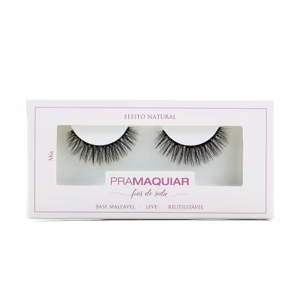 Caixa branca com rótulo "Pramaquiar" contendo dois cílios postiços pretos em embalagem de plástico transparente. Produto de efeito natural, com texto "Base maleável, leve, reutilizável" na embalagem.