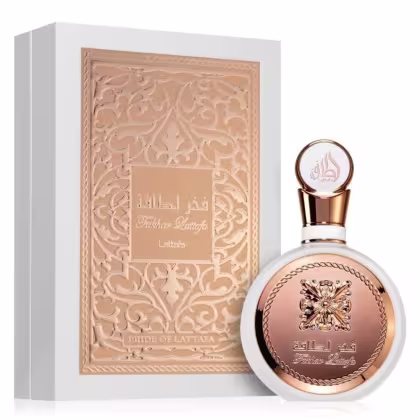 Frasco de perfume Lattafa Perfumes com embalagem decorativa em tons de bege e dourado, contendo texto em árabe e um design floral ornamentado. O produto é apresentado em uma caixa branca com detalhes em relevo.