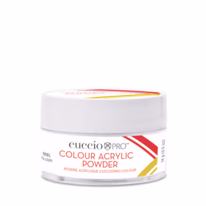 Pó acrílico colorido Cuccio. A embalagem é um recipiente branco redondo com um rótulo vermelho, amarelo e branco. O rótulo exibe o nome da marca e o texto "Colour Acrylic Powder" indicando que se trata de um pó acrílico colorido.