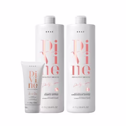 Dois frascos brancos da linha de produtos Braé Divine, contendo shampoo e condicionador antifrizz, com rótulos em tons de rosa e laranja. Também há um tubo branco de leave-in para os cabelos da mesma linha.