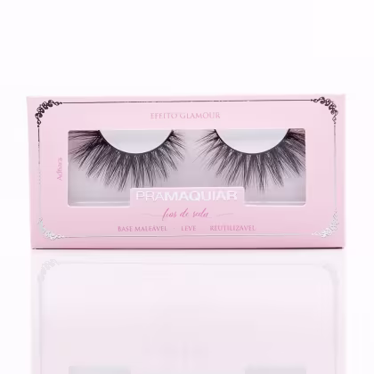 Caixa rosa com detalhes em preto contendo um par de cílios postiços da marca Pramaquiar, com informações sobre suas características como base maleável, leve e reutilizável.