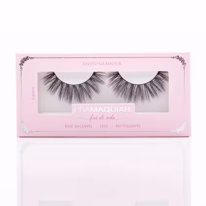 Caixa rosa com detalhes em preto contendo dois pares de cílios postiços da marca Pramaquar, com a descrição "Base maleável, leve e reutilizável" impressa.