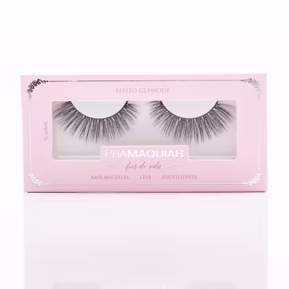 Caixa rosa com detalhes em preto contendo cílios postiços da marca Pramaquar, com texto indicando que são cílios de seda, base maleável, leve e reutilizável.