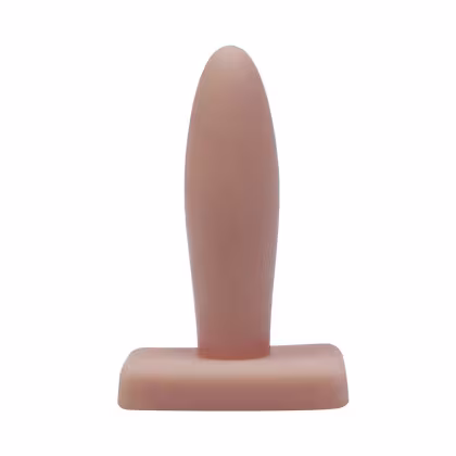 Plug anal na cor bege em formato alongado, com base plana para apoio. Produto da marca Aine, com design minimalista e acabamento liso.