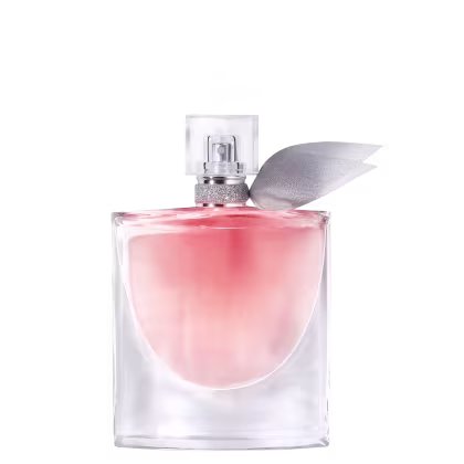 Frasco de perfume Lancôme La Vie Est Belle com formato quadrado, tampa prateada e detalhes brilhantes. O líquido interno possui coloração rosada suave. O rótulo apresenta o nome da marca em destaque.