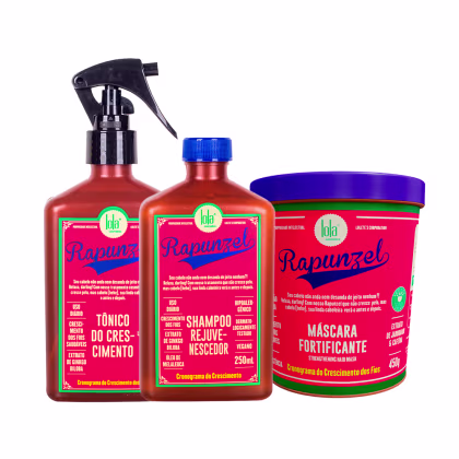 A imagem mostra 3 produtos de Lola From Rio Rapunzel. Todos possuem a cor marrom com rótulo vermelho com detalhes em azul, verde e amarelo. Um shampoo com frasco retangular, um tônico com frasco retangular e tampa spray e um pote redondo de máscara.