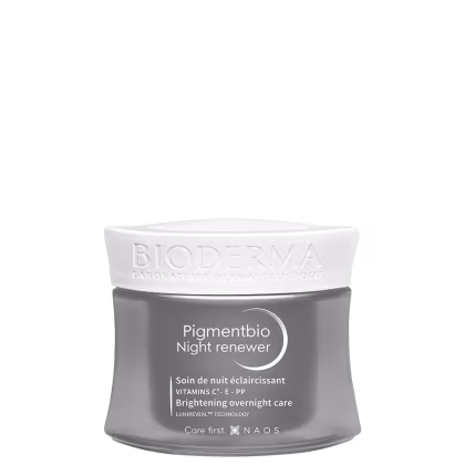 Frasco branco da marca Bioderma contendo o produto "Pigmentbio Night renewer", um creme para cuidados noturnos com vitaminas C, E e PP para uniformizar a pele.