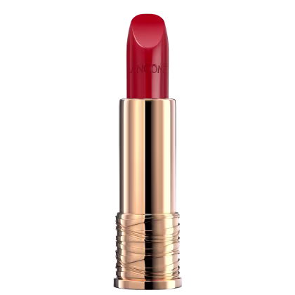 Embalagem preta e dourada de um batom vermelho da marca Lancôme, com o nome da marca destacado na embalagem. O batom possui uma aparência brilhante e cremosa.