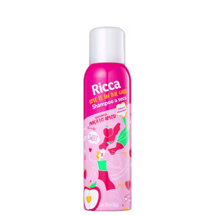 Frasco de shampoo a seco da marca Ricca, com embalagem rosa vibrante e rótulo com ilustrações de maçãs e texto em português. O produto é apresentado como "Shampoo a seco" com a frase "Love is in the hair" destacada.