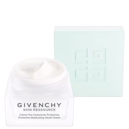 Creme facial Givenchy Skin Ressource em embalagem branca com logotipo da marca. Caixa de fundo verde-claro com padrão geométrico. Produto de hidratação e proteção para a pele.