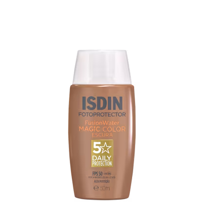 Frasco de protetor solar ISDIN FotoProtector Fusion Water Magic Color Escura, com FPS 50 e proteção diária, em embalagem de 50ml com rótulo destacando as características do produto.