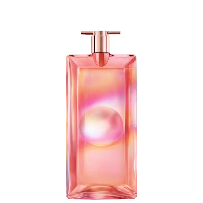 A imagem mostra o frasco do perfume Idôle Nectar: frasco retangular de vidro rosa transparente com degradê de cores quentes e efeito de luz. O frasco possui uma tampa e um pulverizador na cor cobre rosado metálico.