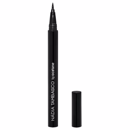 A imagem mostra uma caneta delineadora preta, com a tampa ao lado do produto, também preta.