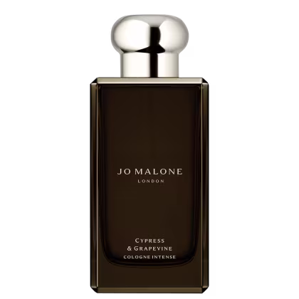 Frasco de perfume Jo Malone London Cypress & Grapevine Cologne Intense, com embalagem retangular escura e rótulo em dourado. O frasco possui um design elegante e sofisticado, com tampa arredondada.