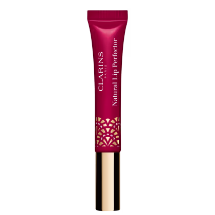 Produto de maquiagem labial da marca Clarins. Embalagem em forma de tubo cilíndrico de plástico vermelho brilhante. Na parte inferior, detalhes decorativos vazados em formato geométrico na mesma cor.