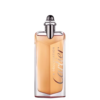 Frasco de perfume Cartier com formato geométrico e tampa metálica. Rótulo com o nome da fragrância "Cartier" em letras douradas sobre fundo laranja claro. Embalagem elegante e minimalista em tons neutros.