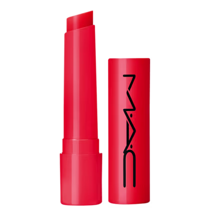 A imagem mostra uma embalagem de balm labial, cilíndrica, toda vermelha, com a tampa ao lado, também toda vermelha com a logo da marca MAC, escrito em preto. Tem um pouco do balm, também vermelho, à mostra.