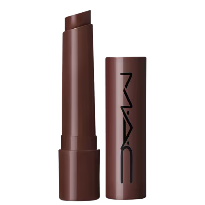 A imagem mostra uma embalagem de balm labial, cilíndrica, toda marrom escuro, com a tampa ao lado, também toda marrom escura com a logo da marca MAC, escrito em preto. Tem um pouco do balm, também marrom escuro, à mostra.