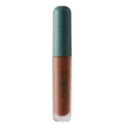 A imagem mostra a embalagem do corretivo. Ela é transparente com a tampa verde e o logo "care" estampada no frasco.