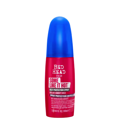 Frasco de spray protetor térmico da linha Bed Head da TIGI, com design em azul e vermelho, contendo o texto "Some Like It Hot" e informações sobre proteção contra umidade.