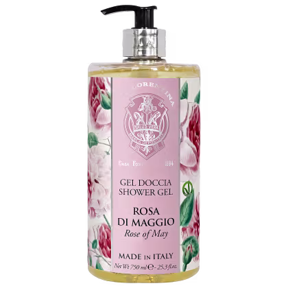 Gel de banho em frasco transparente com bomba doseadora preta. Embalagem retangular com líquido amarelo claro. Rótulo rosa com ilustrações de rosas vermelhas e folhas verdes.