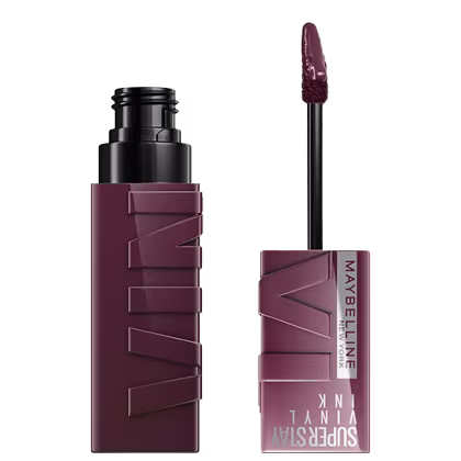 Frasco de maquiagem Maybelline Super Stay Vinyl Ink, em tom de vinho escuro, com aplicador em formato de pincel. Rótulo com o nome da marca e do produto em destaque.