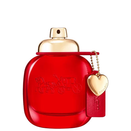 Perfume em frasco vermelho brilhante com tampa dourada. O frasco tem formato arredondado e apresenta uma imagem em relevo de uma carruagem puxada por cavalos. Um pingente em forma de coração dourado com a inscrição "Coach" está pendurado no frasco.
