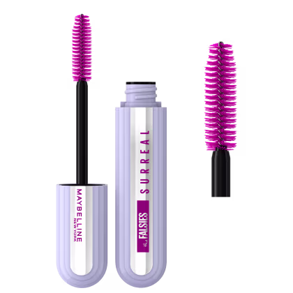 Dois produtos Maybelline: um rímel de cor rosa vibrante em embalagem preta e branca, e um produto para cílios com escova de cerdas rosa em embalagem branca e roxa.