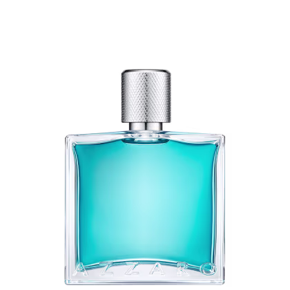 Frasco de perfume Azzaro com design geométrico em vidro transparente e tampa metálica, contendo líquido azul claro. Rótulo com nome da marca em destaque.