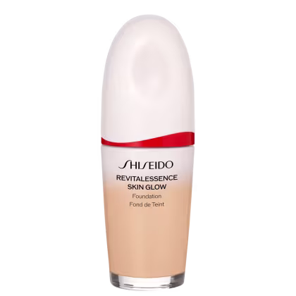 Base facial da marca Shiseido., Embalagem em forma de frasco plástico oval com uma faixa vermelha na parte superior. Rótulo indicando "Revitalessence Skin Glow Foundation" em letras pretas.