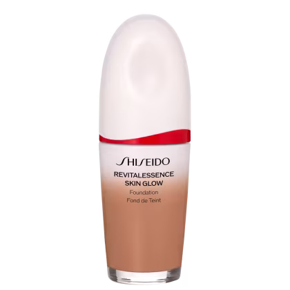 Base facial da marca Shiseido., Embalagem em forma de frasco plástico oval com uma faixa vermelha na parte superior. Rótulo indicando "Revitalessence Skin Glow Foundation" em letras pretas.