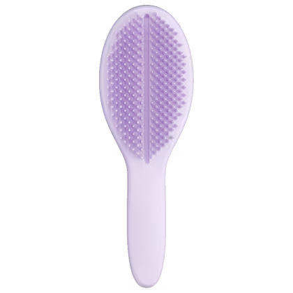 A imagem mostra a escova de cabelo oval da marca Tangle Teezer, lilás, com cabo longo. Apresenta uma divisão central vertical em seu formato oval, com design ergonômico e cerdas macias para desembaraçar os fios com suavidade.