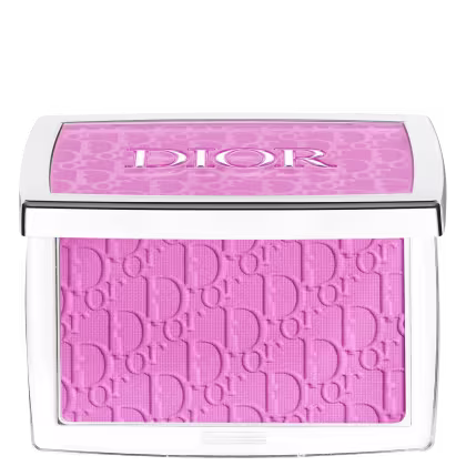 A imagem mostra a paleta com o blush. Ela possui um formato retangular em tom metalizado. No topo está escrito a logo Dior no tom lilás do produto. O pó também é texturizado com a logo da marca.