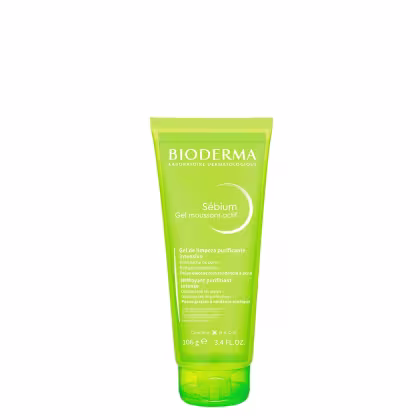 Gel de limpeza purificante Sebium da Bioderma, em embalagem verde e amarela de 106g, com texto descritivo sobre sua função de desobstruir os poros e reduzir imperfeições em peles oleosas com tendência a acne.