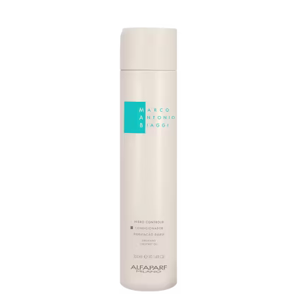 A imagem mostra um frasco branco de um produto da linha MAB by Alfaparf Milano com o nome impresso em letras azuis e brancas. Abaixo, estão descritas as informações do produto: Condicionador Hidro Control Hidratação Diária 300ml.