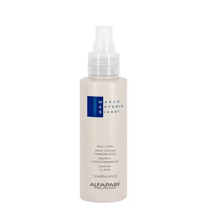 A imagem mostra o Spray Termoativado Real Liss MAB by Alfaparf Milano 135ml, com frasco branco, válvula de spray e detalhes em azul. Estão listados os benefícios e ativos: brilho e condicionamento, squalano e oil shine.