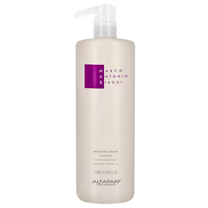 A imagem mostra o Shampoo da linha Brazilian Curls da marca MAB Marco Antônio de Biaggi by Alfaparf Milano. O frasco é branco com detalhes em roxo e traz o nome da linha, a indicação de que é para cachos hidratados e o volume de 1 litro.