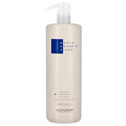 A imagem mostra o Condicionador Real Liss de 1 litro da marca MAB Marco Antônio Biaggi by Alfaparf Milano, com frasco de plástico branco, dosador e detalhes em azul. Estão listados os benefícios e ativos: "Lisos e sem frizz, Squalano e Óleo de Amaranto".
