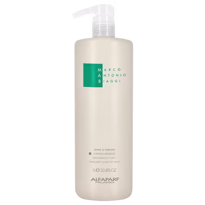 A imagem mostra O Condicionador Long & Force 1 litro da marca MAB Marco Antônio de Biaggi by Alfaparf Milano, um frasco de plástico branco com dosador e com detalhes em verde. Lista os benefícios de crescimento e força e ativos Squalano e Algas do Taiti.