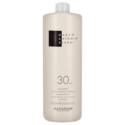 A imagem mostra a Água Oxigenada Go Blonde 30 Volumes 900ml da marca MAB Marco Antônio de Biaggi by Alfaparf Milano. É uma embalagem plástica branca opaca em letras grandes no centro do rótulo em preto.