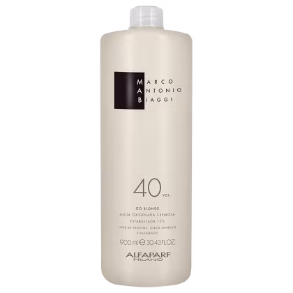 A imagem mostra a Água Oxigenada Go Blonde 40 Volumes 900ml da marca MAB Marco Antônio de Biaggi by Alfaparf Milano. É uma embalagem plástica branca com texto em preto. O rótulo destaca que o produto é isento de parafina, óleos minerais e parabenos.