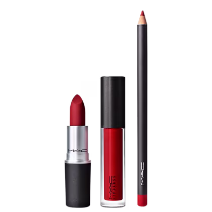 Um batom vermelho em embalagem prateada com preto, um lápis de lábios vermelho e um brilho labial vermelho em embalagem transparente.