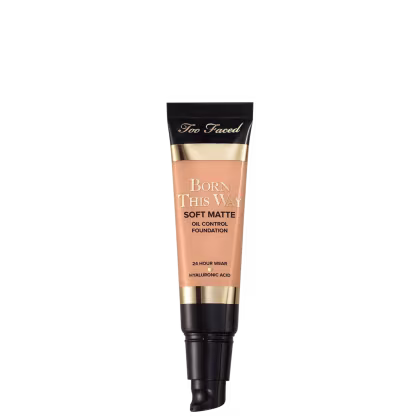 A imagem mostra uma embalagem pequena, sem a tampa, tipo bisnaga, de base líquida, cor clara. A embalagem tem detalhes bege e preto, com letra pretas e dourada.