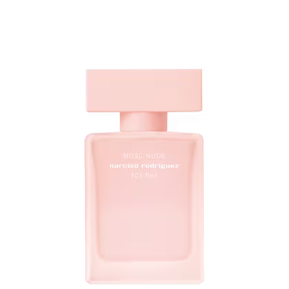 A imagem mostra o frasco de perfume Musc Nude, da marca Narciso Rodriguez. Ele tem um design retangular, com um tom de rosa claro e detalhes em branco. O nome do produto "Musc Nude Narciso Rodriguez for her" está impresso no frasco de forma minimalista.