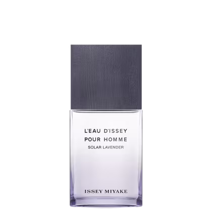 A imagem mostra o frasco de perfume masculino L’Eau d’Issey pour Homme Solar Lavender da marca Issey Miyake. O frasco é retangular, com um corpo transparente que deixa ver o líquido incolor dentro e topo cinza fosco.